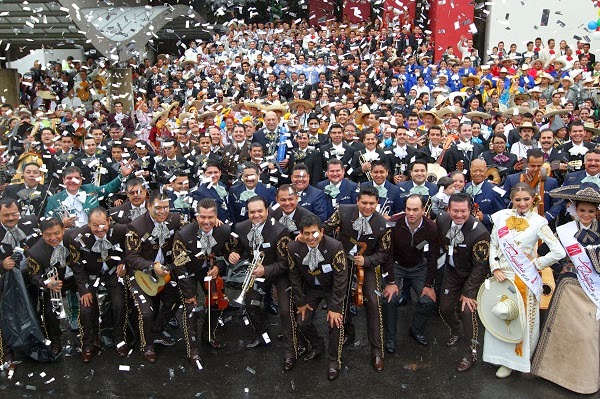 MEX48. GUADALAJARA (MÉXICO), 05/09/2013.- Setecientos músicos de mariachi posan después de interpretar la canción mexicana de Son de la Negra hoy, jueves 5 de septiembre de 2013, en la ciudad de Guadalajara del estado mexicano de Jalisco. Los músicos, parte 75 grupos de ésta cultura mexicana, tocaron por espacio de 5 minutos e impusieron un nuevo Record Guiness del mayor numero de mariachis tocando al mismo tiempo, quitando la supremacía a la ciudad de Pasadena California que había logrado reunir a 566 mariachis. EFE/Ulises Ruiz Basurto
